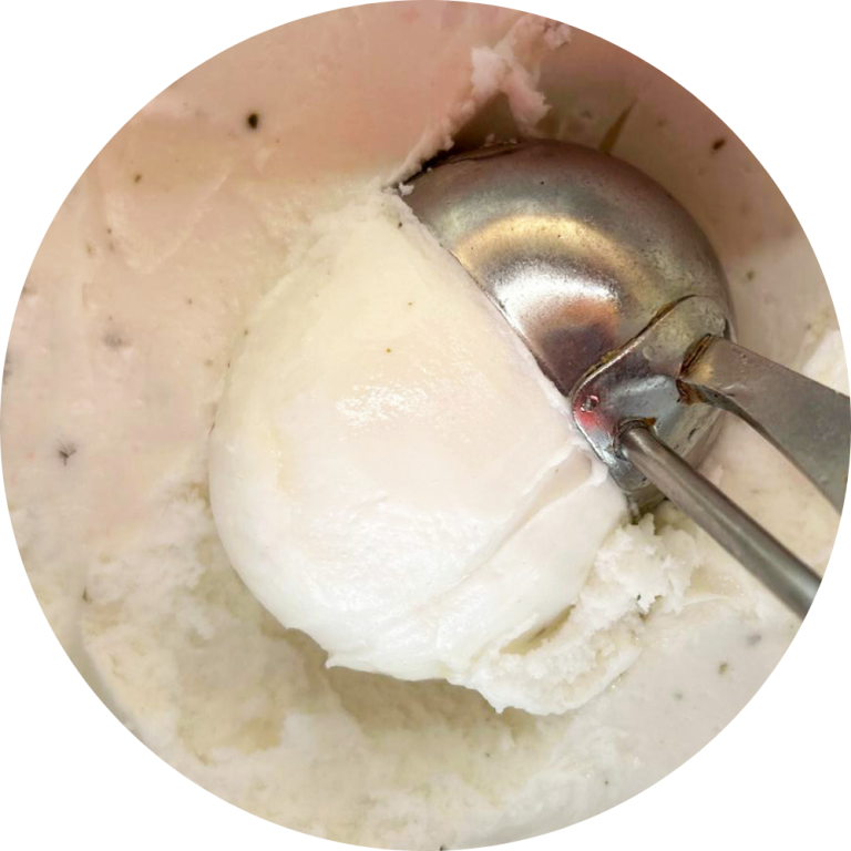 Helado sorbete de limón y hierbabuena